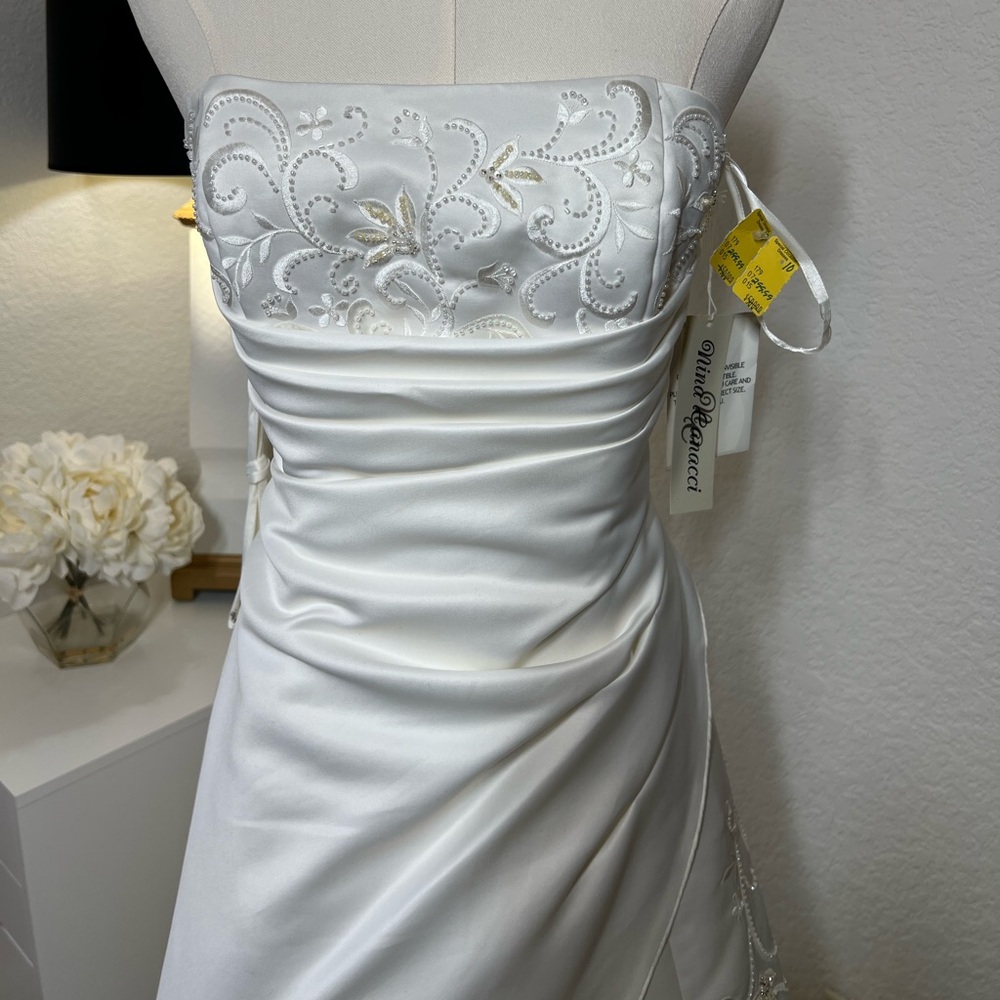 Wedding Dress - Picture 3 of 10